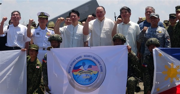 菲米日「肩を並べて」演習：自衛隊が標的艦を撃沈