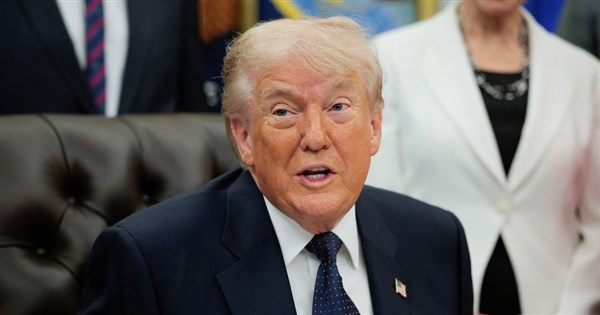 Trump: Will Bomb Iran Again if Negotiations Fail, Too Early to Prepare for Agreement