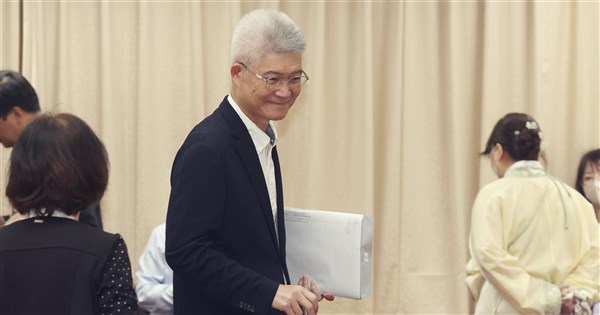 公共テレビをめぐる論争 胡元輝氏が立法院教育文化委員会の会場から退席求められる