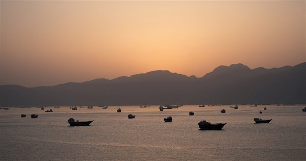 イランの「蚊の艦隊」、非対称戦でホルムズ海峡の航行を麻痺　奇襲で優位を生む仕組みを分析