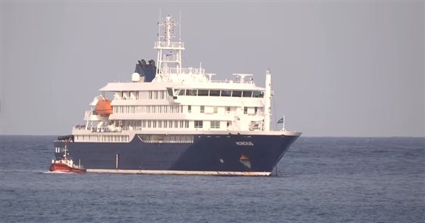 クルーズ船のハンタウイルス流行でフランス人5人を搬送、うち1人が専用機内で症状