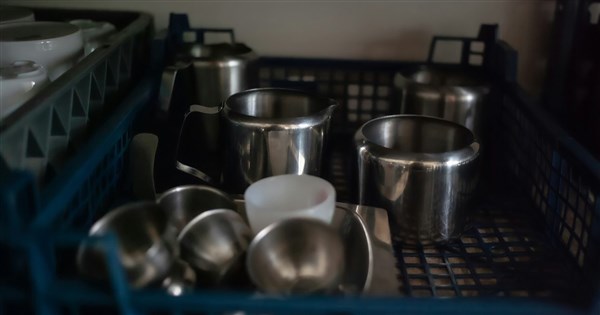 中国製の粗悪なステンレス食器が市場に流入とのネット情報、食品薬物管理署が検査開始