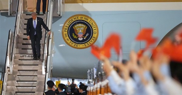 トランプ氏が北京に到着 BBC：米中の脆弱な貿易休戦を試す重要な時