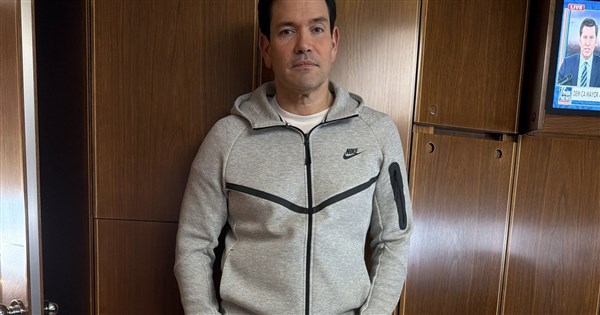 ルビオ氏、中国訪問の機内でマドゥロ氏とほぼ同じ服装 中国ネットユーザーが疑問視