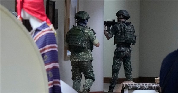 フィリピン上院で銃声、政情不安への懸念広がる 軍は兵士に政治から距離置くよう呼びかけ