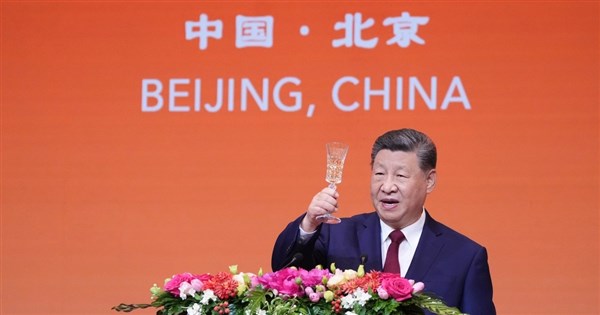 習近平氏がトランプ氏を宴席でもてなし、米中関係は「良くするしかなく、悪くしてはならない」と述べる
