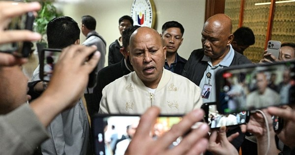 フィリピン上院で銃声、ドゥテルテ氏の麻薬掃討作戦の側近が支持者に逮捕阻止を呼びかけ