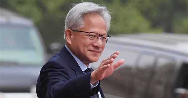ジェンスン・フアン氏が北京の路上でジャージャー麺を堪能 豆汁を飲んで眉をひそめ「これは何だ」[動画]