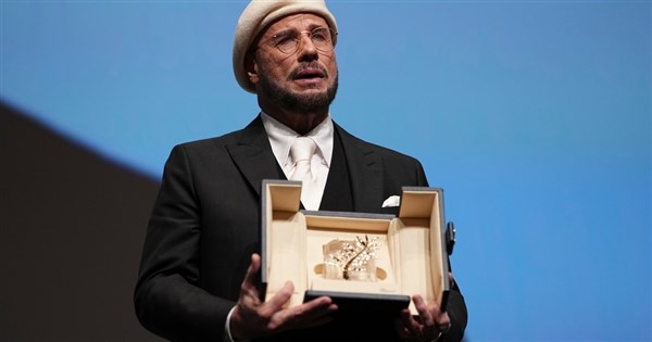 ジョン・トラボルタ、カンヌで名誉パルム・ドールを受賞「オスカーを超えた」と感涙