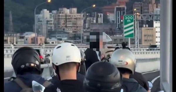 淡江大橋のバイク、風景鑑賞のための減速が渋滞を引き起こした疑い、警察は特定し6千元以上の罰金を科す