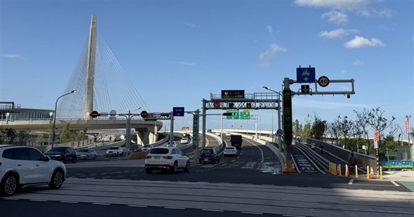 Danjiang Bridge Still Expected to be Congested on 17th; Highway Bureau Urges Using Guandu Bridge and Checking Traffic Before Travel