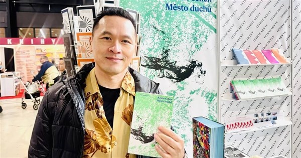 陳思宏、チェコ滞在制作で新作小説執筆 火葬場や法医学センターを取材