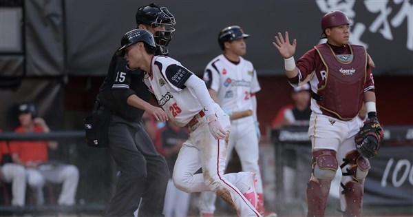 味全ドラゴンズが楽天モンキーズに勝利、張政禹の「神業本盗」が投手の動きを捉える