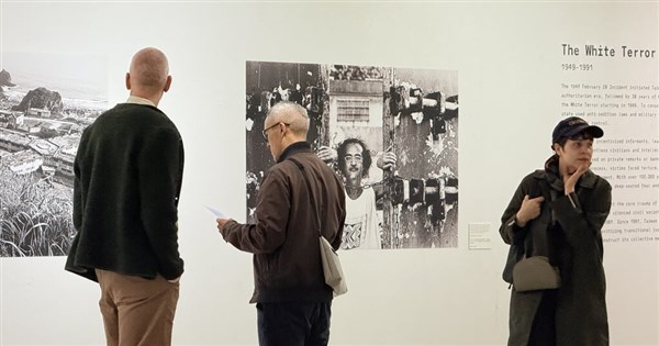 Former East German Minister Praises Taiwan's Transitional Justice at Berlin Photo Exhibition