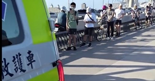 淡江大橋で救急車が後退、ネットで物議 消防局「Uターンに広い場所が必要」と説明