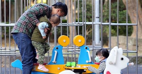 台湾、0〜18歳に月5000元の成長手当を計画 6歳未満は現金、6〜18歳は半分積立