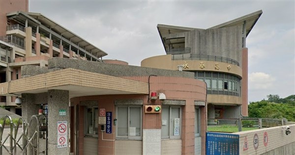 生徒が行政怠慢を批判し校内で卵を投擲、台北市立永春高校は対話を希望