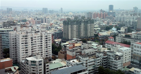 駐車場や避難室を住居として使用する場合、最高4.8%の囤房税（住宅保有税）を課税へ、来年から適用