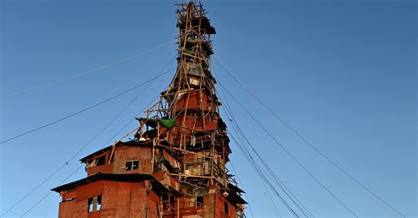 貴州の男性が建てた「移動城」風の10階建て住宅、当局が強制撤去