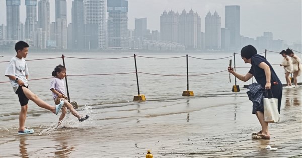 豪雨襲来、中国が初の赤色災害警報を発令　武漢では休校・休業へ
