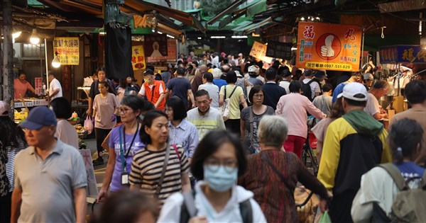 国民年金の老齢年金が引き上げへ、65歳以上は月額5000元以上に