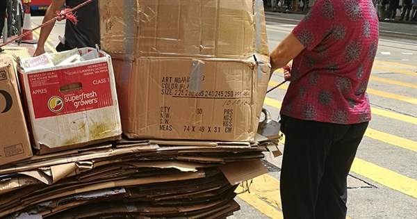 高層ビルの影で段ボールを拾う高齢者たち、CNNが香港の「紙皮婆婆」の苦境を報じる