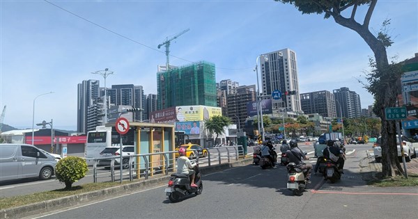 高雄市、「夏日時制」で赤信号の時間を短縮　利用者の日差しによる曝露を軽減