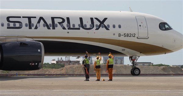 Starlux Airlines Adopts Japanese 'Goodbye Wave' Culture, Winning Praise Online