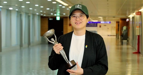 Yang Shuang-zi Returns to Taiwan After 'Taiwan Travelogue' Wins International Booker Prize