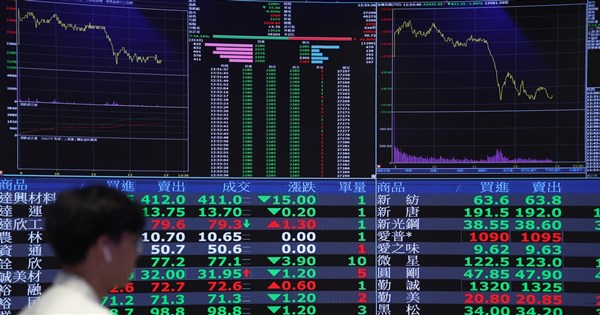 台湾株、史上最高値更新後に急落し620ポイント安の43636ポイントで引け