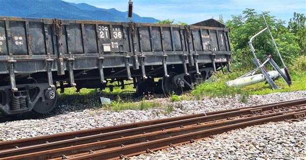 台鉄池上駅で2件の事故、貨物列車脱線とプユマ号の架線切断