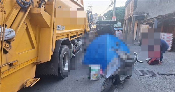 彰化で子供がバイクのアクセルを誤操作し急発進、ゴミ収集車に轢かれ死亡