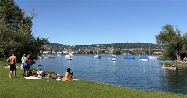 スイスで史上最長の5月熱浪　湖での水遊びや冷たい飲み物で涼む