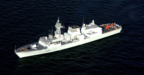 中国外相の訪問直前、カナダ軍艦が台湾海峡を通過