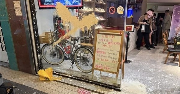 卡米地喜劇俱樂部遭丟擲漆糞彈 北市警逮2男送辦