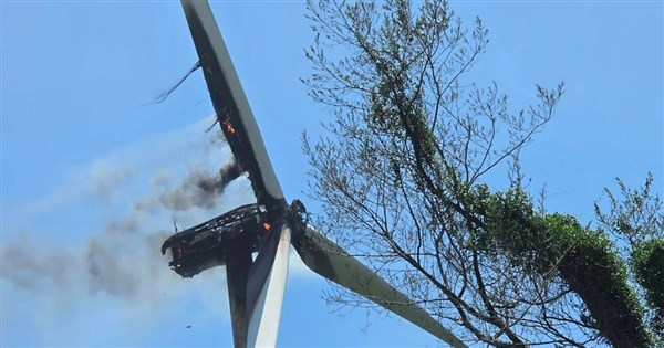 雲林麥寮風場風機起火 台電：疑因零件過熱燒損