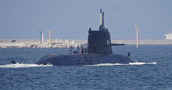台湾の国産潜水艦「海鯤艦」、再び出港し試験へ　専門家は7〜9月の引き渡しを予測