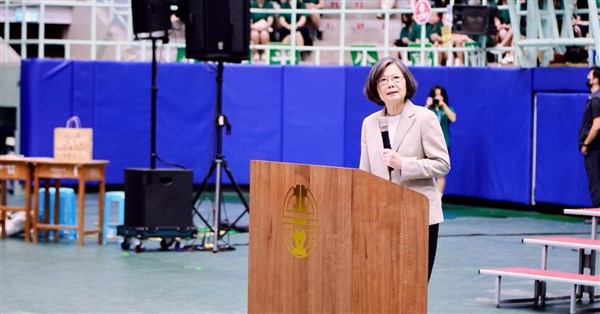 蔡英文前総統、北一女の卒業式で祝福「好奇心を持ち、勇気を持って進んで」