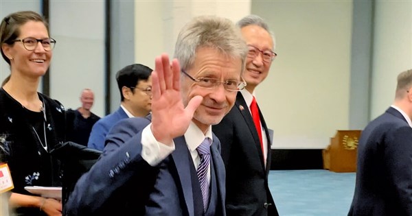 チェコ上院議長が再び台湾を訪問、桃園空港で親切に挨拶