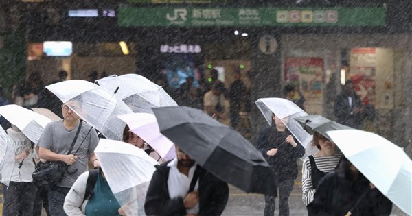 Typhoon Jangmi Lashes Tokyo Area with Heavy Rain, Triggers Flood and Landslide Warnings