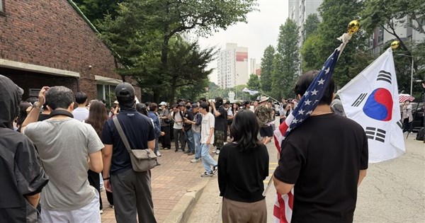 Seoul Mayoral Election: Protests Over Ballot Shortage Continue, 350 People Surround Polling Station