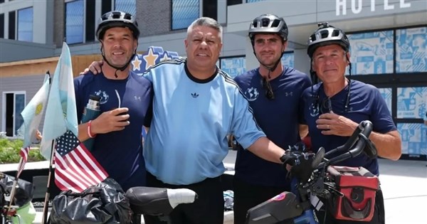 アルゼンチン代表を応援するため、3人のファンが自転車で17カ国を横断しアメリカへ