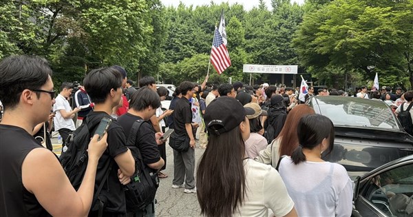 韓國選票不足爭議 民眾徹夜抗議高喊「學學台灣投票方式」