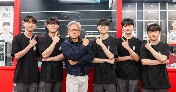 黄仁勳NVIDIA CEOが韓国到着、初訪問先でeスポーツ選手Fakerと面会