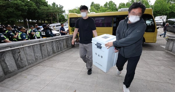 韓國警方突破示威者封鎖 時隔35小時運出投票箱