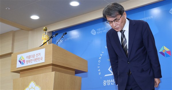 韓国地方選挙、全国67カ所で投票用紙不足 選管委員長が引責辞任