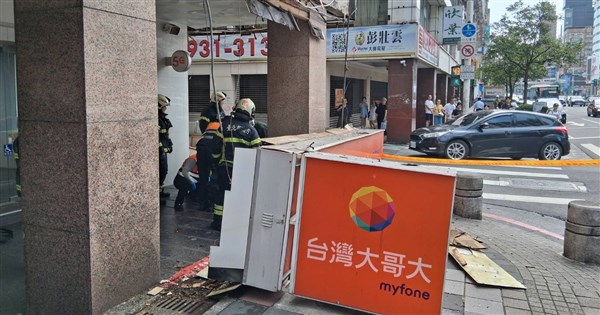 台北・東区の通信事業者看板落下、2人負傷 建管処が24万元の罰金