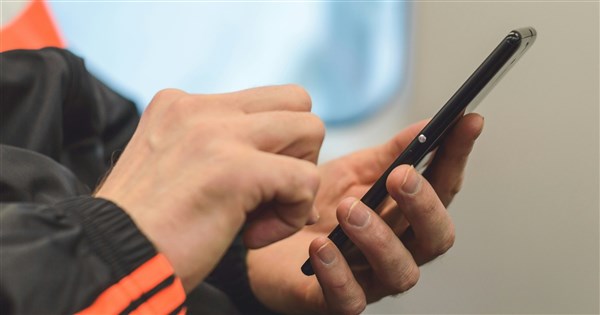 Choosing Internet for Overseas Travel: eSIM vs. Carrier Roaming Explained