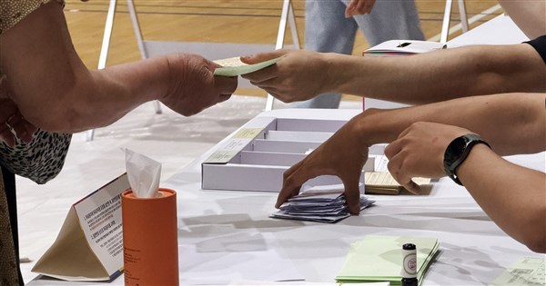 韓国地方選挙で投票用紙不足、1万人が抗議デモ 再選挙要求