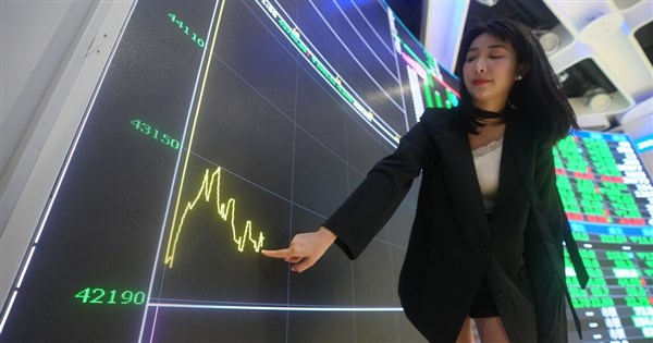 台股黑色星期一暴跌 傳多家券商系統負荷大、報價延遲